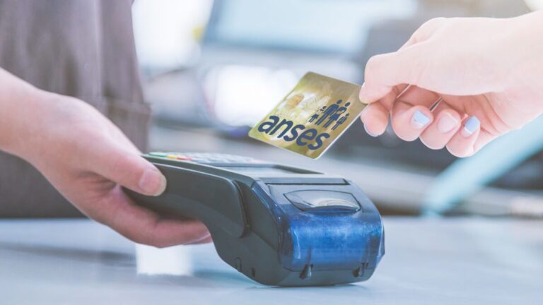 El ajuste sin estallido: crecen los planes sociales mientras caen salarios y empleo