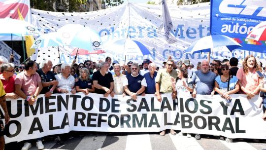 Marcha de la CGT: Enfrentamiento entre los manifestantes y la policía frente al Congreso