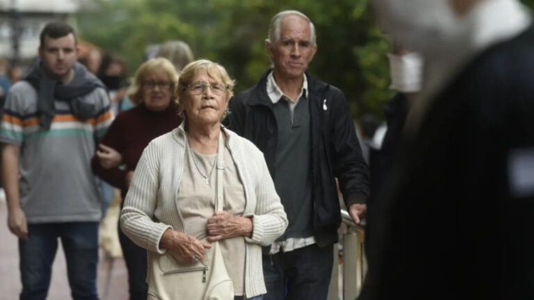 Jubilaciones: cuánto pierden los que cobran la mínima por el congelamiento del bono