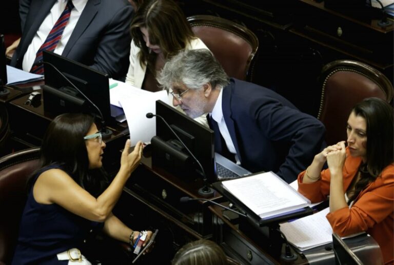 El gobierno consiguió 41 senadores para el quórum y el peronismo teme nuevas fugas